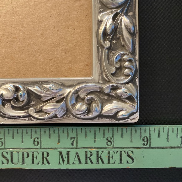 Vintage 4 x 6 Silver-Tone “3-Dimensional” Picture Frame - Picture 5 of 9
